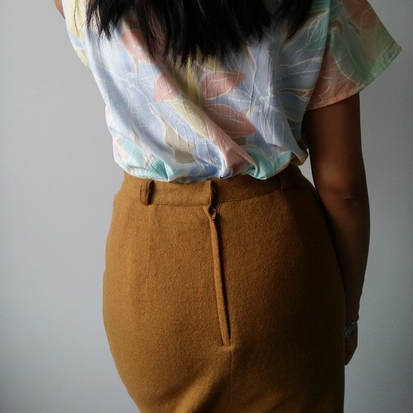 1990's Minimalist Camel Knit Skirt - Picture 4 of 5